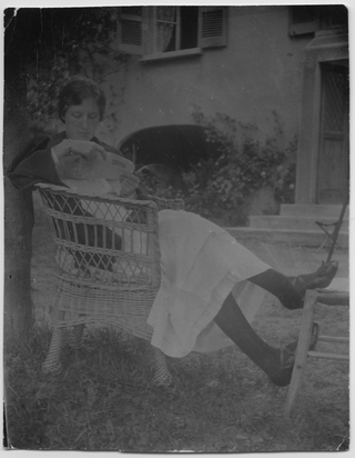 Gina Maria Rossi mentre legge in giardino a Biolda