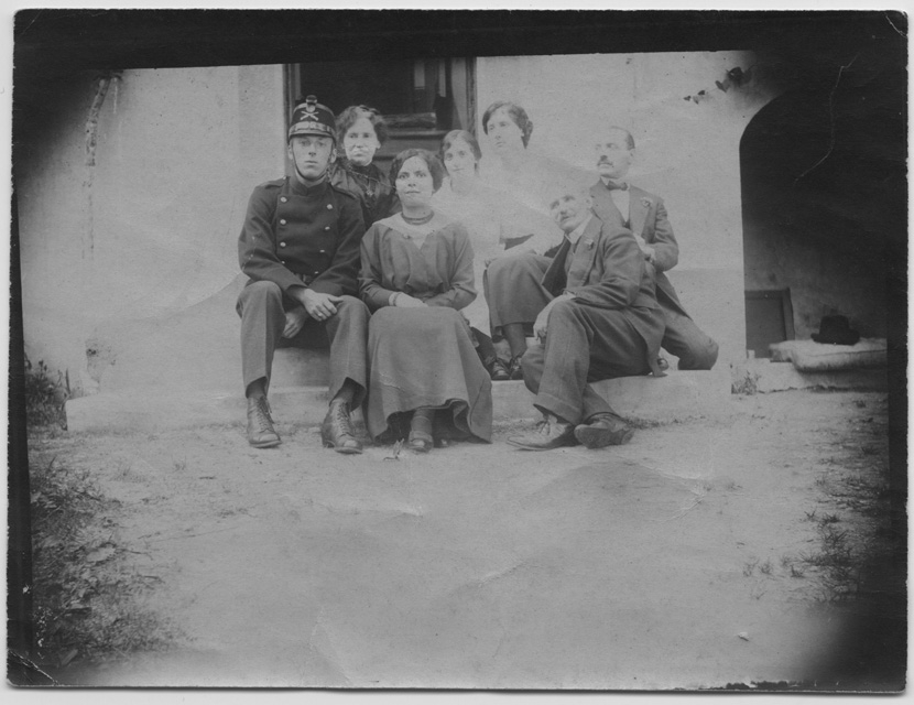 Famiglia Rossi in posa davanti alla casa di Biolda