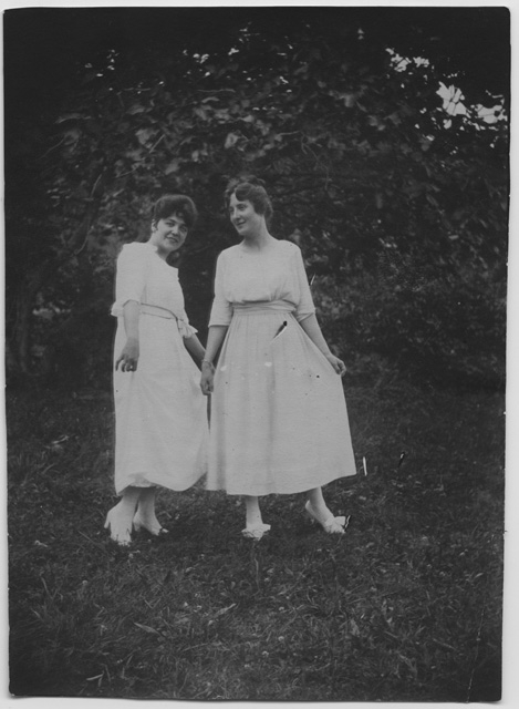 Gina Maria Rossi in posa con un'amica a Biolda