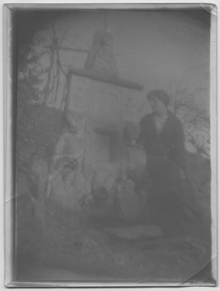 Ritratto di Gina Maria Rossi accanto alla fontana Moncrini