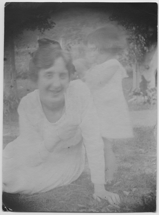 Gina Maria Rossi con una bambina a Biolda