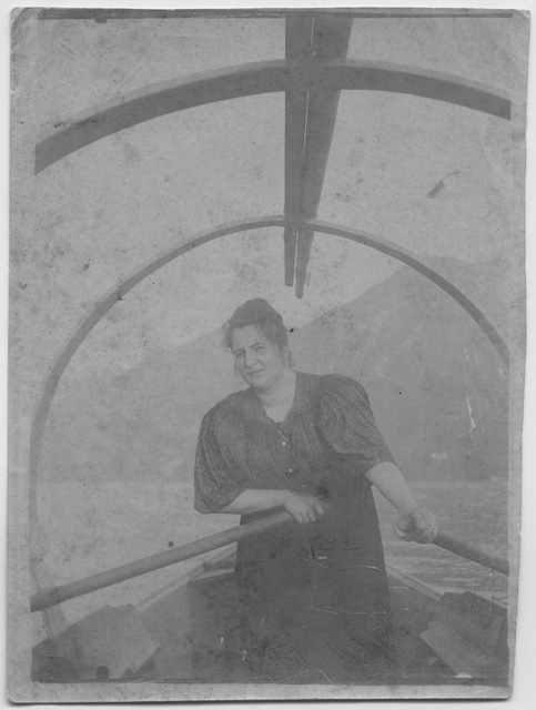 Ritratto di donna in barca sul Ceresio