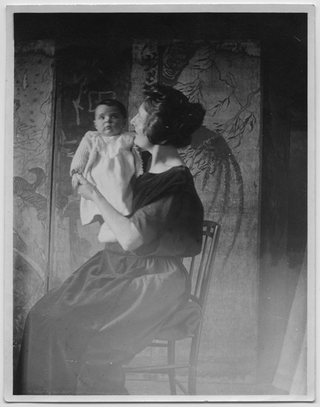 Gina Maria Rossi con una bambina in braccio