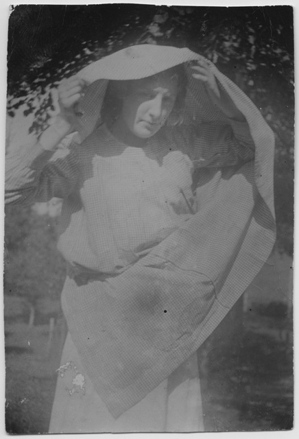 Gina Maria Rossi in posa per un bozzetto fotografico