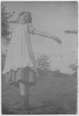 Gina Maria Rossi in posa in giardino