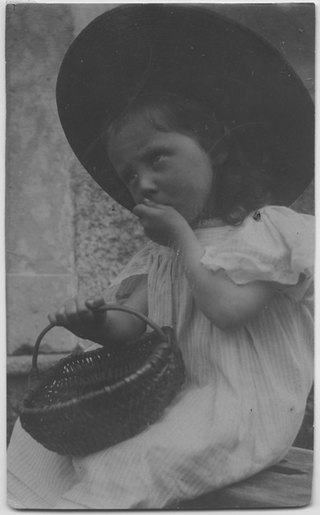 Gina Maria Rossi in posa per il bozzetto fotografico per il dipinto "La raccolta dei mirtilli"