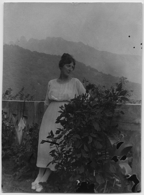 Gina Maria Rossi in posa davanti a un muretto a Lopagno