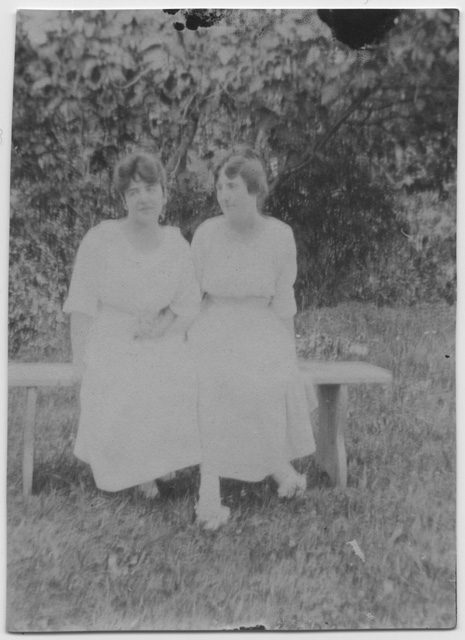 Gina Maria Rossi e un'amica sedute su una panchina