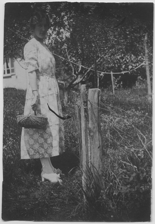 Ritratto di Gina Maria Rossi in giardino a Biolda