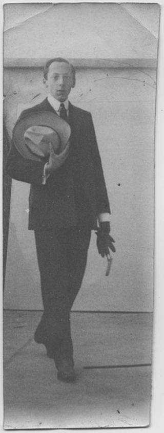 Ritratto di Franco Rossi con cappello e bastone