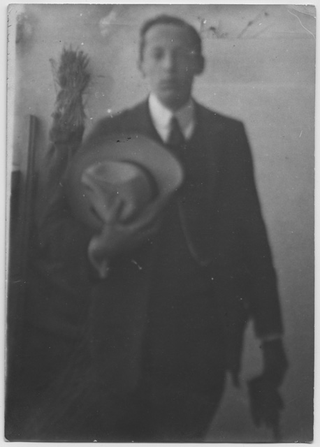 Franco Rossi in posa con un cappello