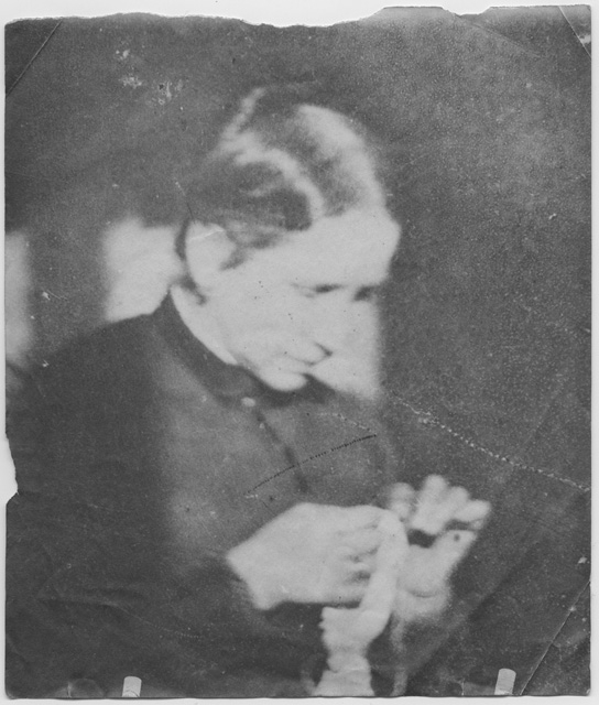 Antonietta Giannini-Rossi mentre cuce