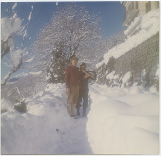 Due uomini mentre spalano la neve a Mièra