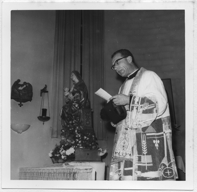 Parroco mentre dice messa alla chiesa di San Bernardo a Roveredo