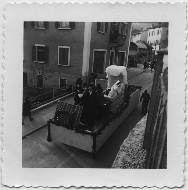 Sfilata del carro allegorico dedicato alla nascita di Carolina di Monaco