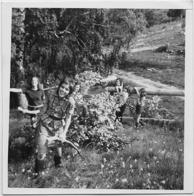 Giovani esploratrici che raccolgono legna