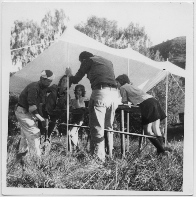 Gruppo di esploratori all'aperto