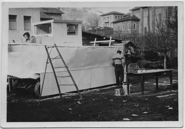 Costruzione del carro allegorico dedicato allo sciopero dei battellieri a Vaglio