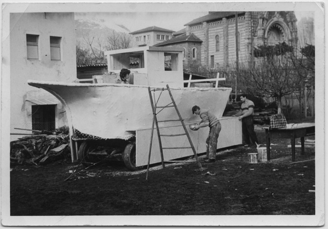 Costruzione del carro allegorico dedicato allo sciopero dei battellieri a Vaglio