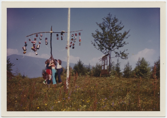 Gruppo di bambine che gioca all'aperto