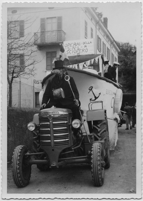 Sfilata del carro allegorico dedicato allo sciopero dei battellieri a Chiasso