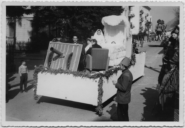 Sfilata del carro allegorico dedicato alla nascita di Carolina di Monaco a Bellinzona