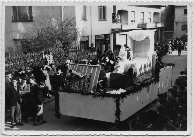 Sfilata del carro allegorico dedicato alla nascita di Carolina di Monaco