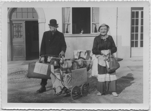 Coppia in maschera con carretto