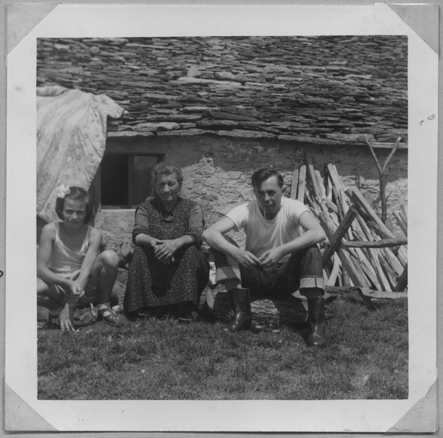 Gruppetto davanti ad un rustico a Stinchè