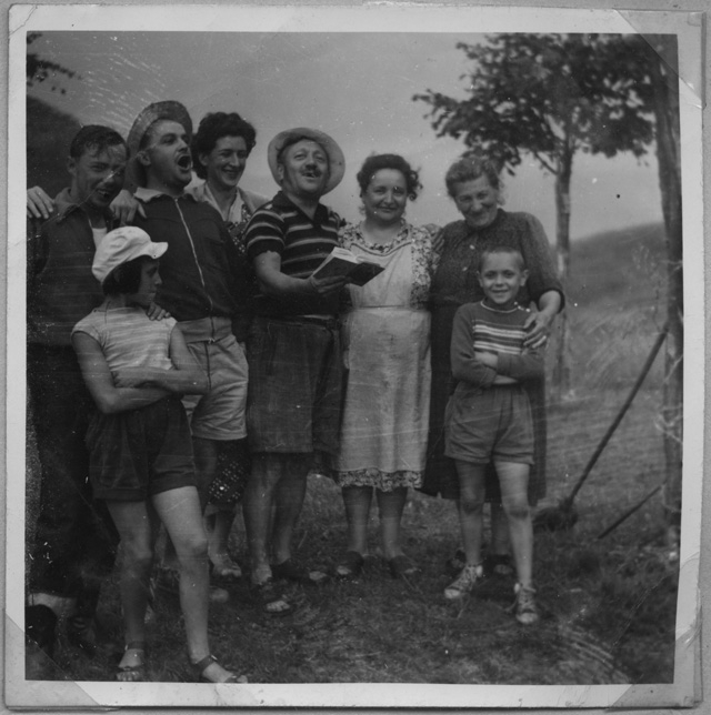 Gruppo durante una recita improvvisata