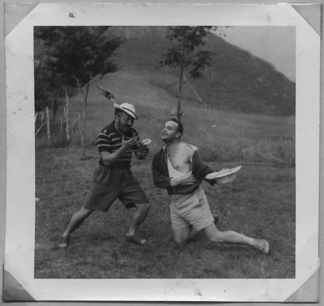 Due uomini in posa durante una recita a Stinchè