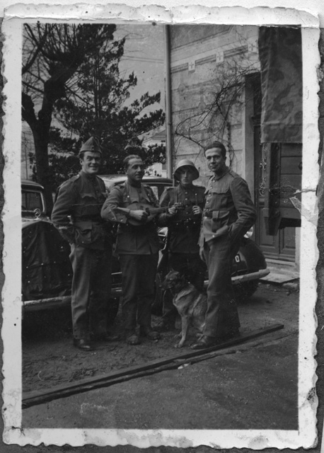 Gruppo di soldati in posa con un cane