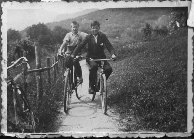 Ugo Fumasoli con un amico in bicicletta a Vaglio