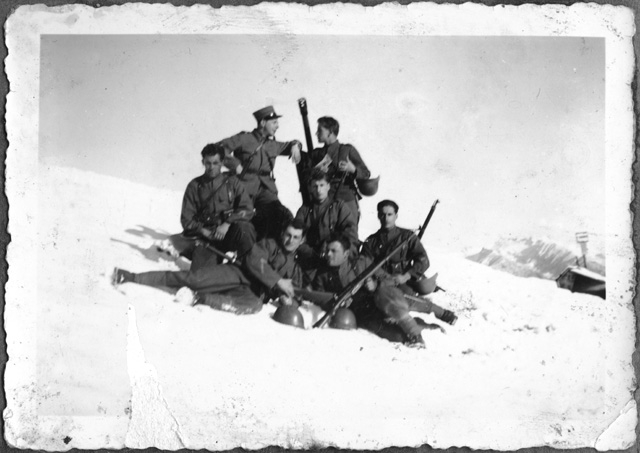 Gruppo di soldati sulla neve