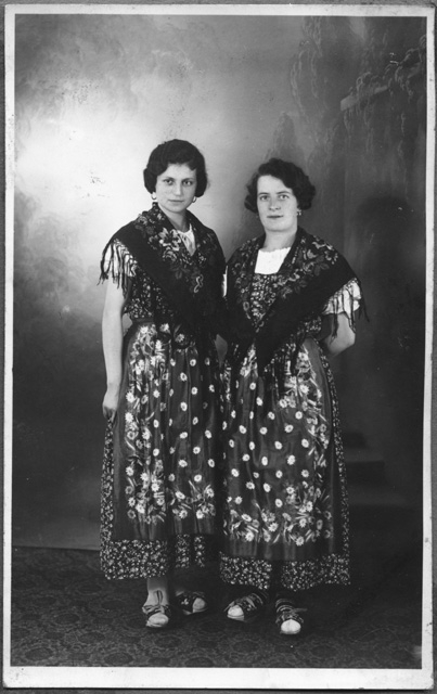 Donne in abiti tipici ticinesi