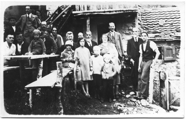 Gruppo in posa in giardino