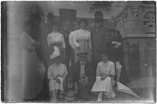 Gruppo in posa davanti ad un edificio