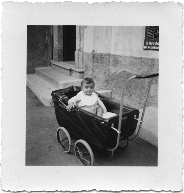 Ritratto di bambino in carrozzina