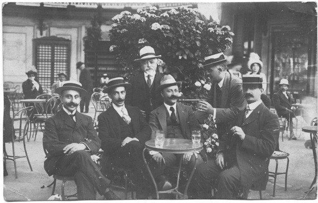 Uomini seduti al tavolino di un bar