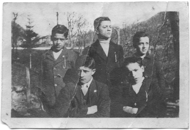 Cinque giovani in posa nella campagna di Tesserete