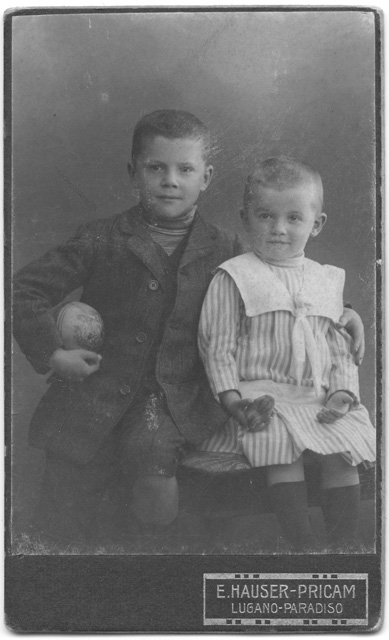 Coppia di bambini con una palla