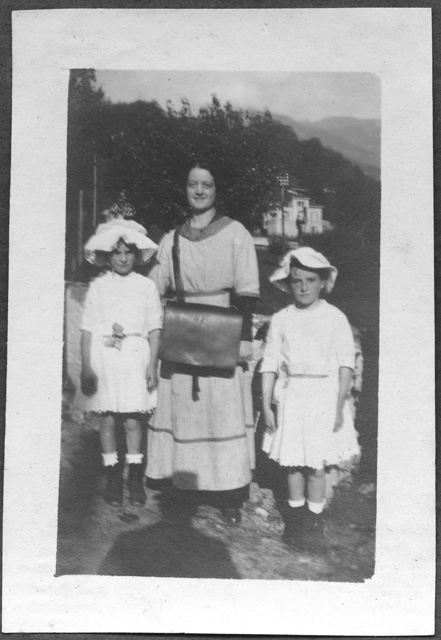 Ritratto di donna con due bambine in abiti tipici