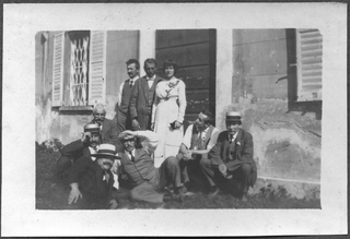 Ritratto di gruppo davanti ad un edificio