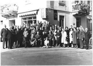 Ritratto di gruppo davanti al caffè Banfi a Tesserete