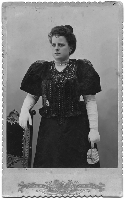 Ritratto di donna con guanti bianchi