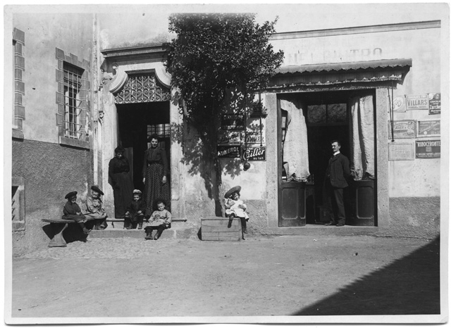 Famiglia Storni davanti al ristorante Banfi a Tesserete