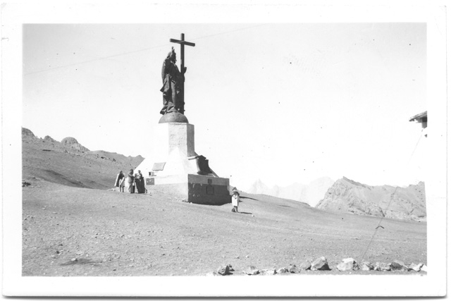 Gruppo davanti ad un monumento a Mendoza