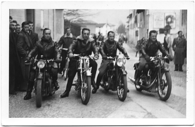 Gruppo di uomini in motocicletta