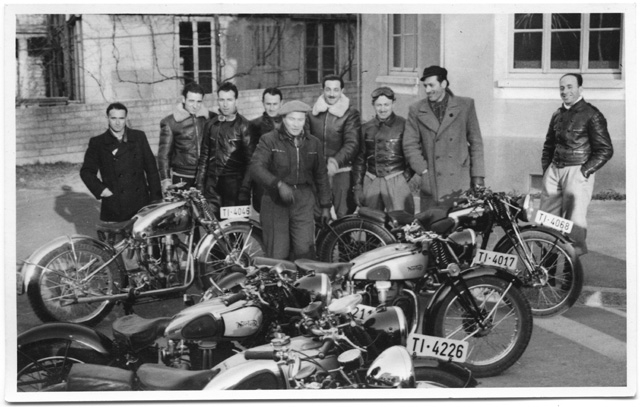 Gruppo in posa con motociclette