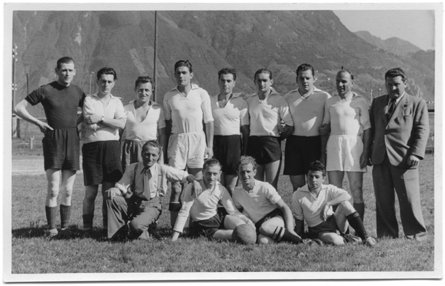 Squadra di calcio in posa